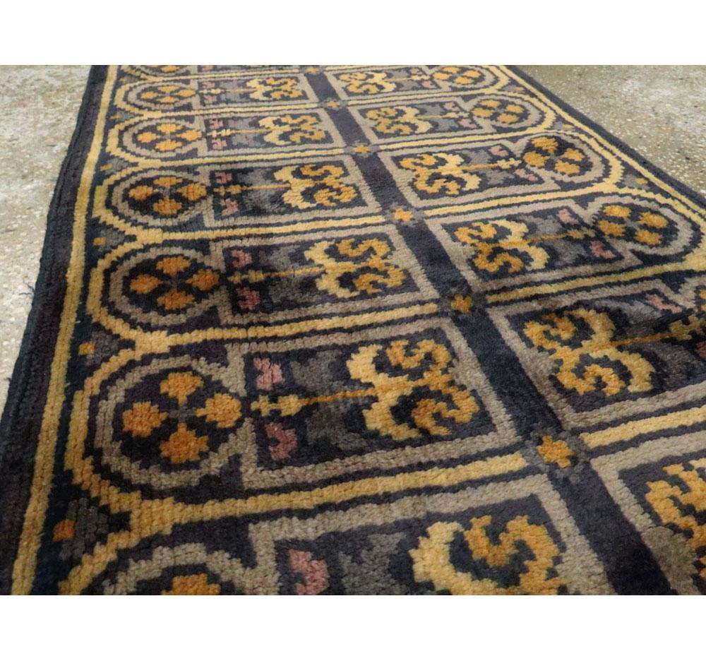 Annodato a mano Tappeto Runner in stile Savonnerie spagnolo della metà del XX secolo, realizzato a mano in blu scuro in vendita