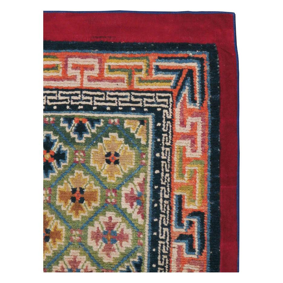 Un tapis tibétain vintage fabriqué à la main au milieu du 20e siècle.

Mesures : 2' 10