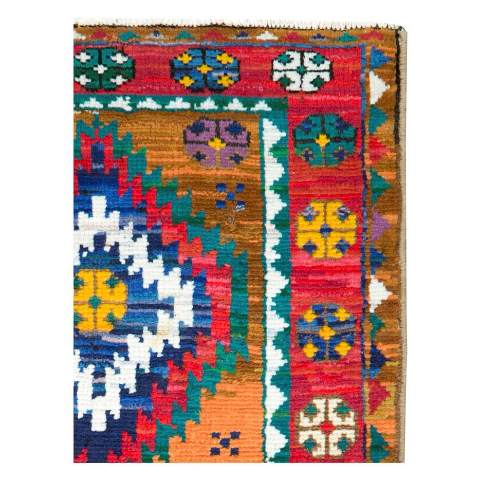 Ein alter persischer Malayer-Teppich im Stammesstil, handgefertigt in der Mitte des 20. Jahrhunderts.

Maße: 2' 5