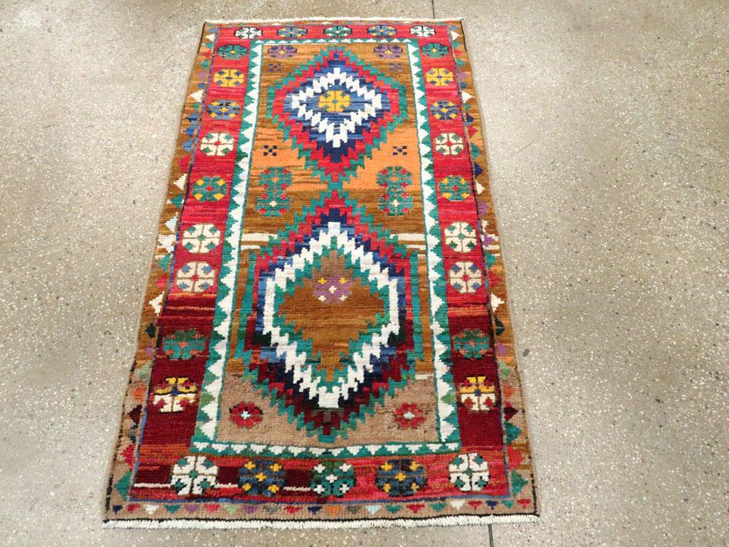 Persiano Tappeto da lancio persiano Malayer in stile tribale realizzato a mano nella metà del XX secolo in vendita