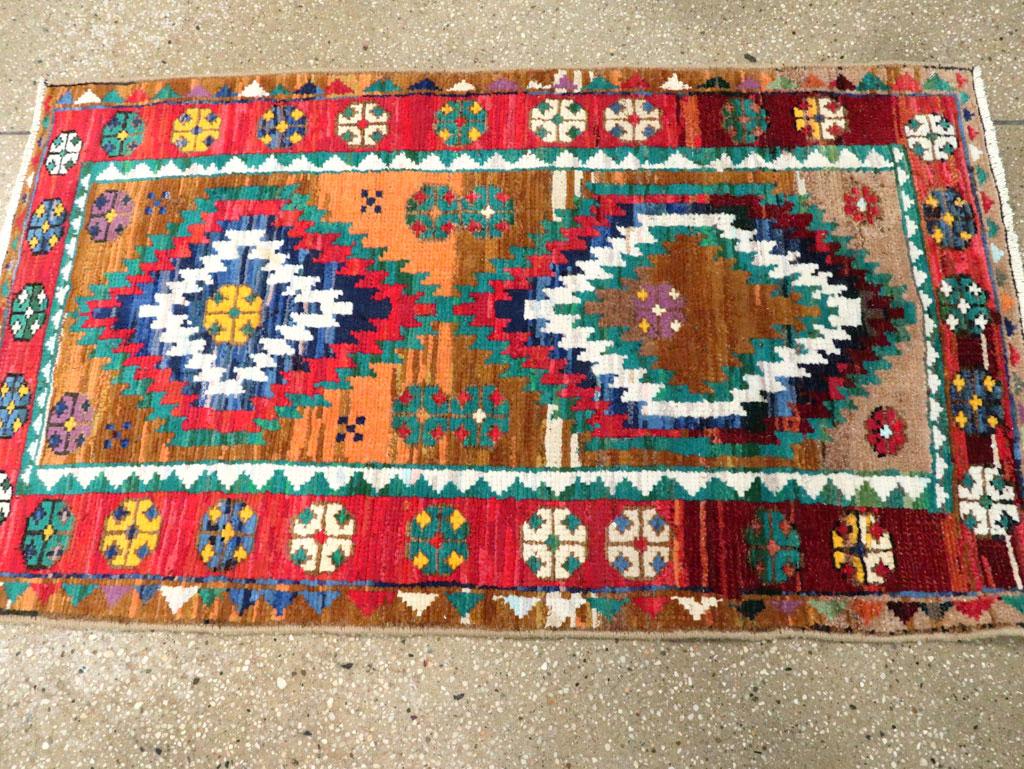 Tappeto da lancio persiano Malayer in stile tribale realizzato a mano nella metà del XX secolo In condizioni ottime in vendita a New York, NY