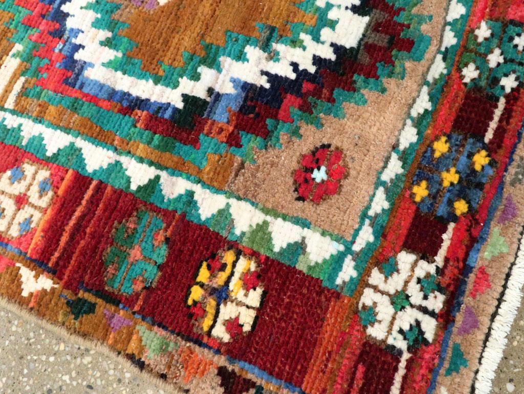Handgefertigter persischer Malayer-Teppich im Stammesstil aus der Mitte des 20. Jahrhunderts (Wolle) im Angebot