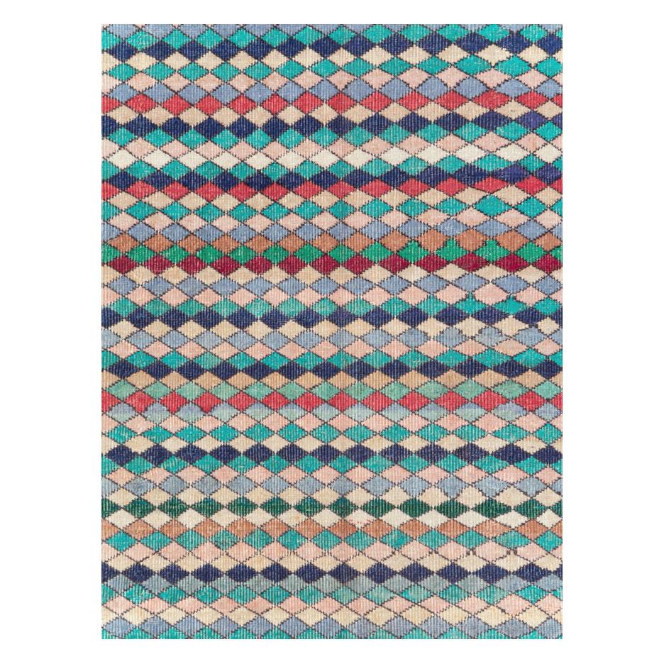 Un fantasque tapis d'accent turc anatolien vintage de 6' x 9', fabriqué à la main au milieu du 20e siècle, avec un motif de diamants coloré et répétitif, principalement en sarcelle et turquoise.

Mesures : 5' 10