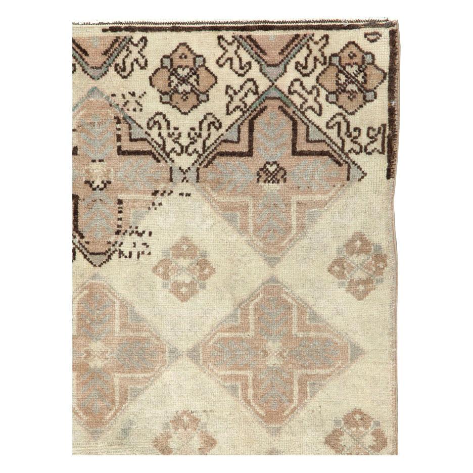 Un tappeto d'accento vintage turco-anatolico realizzato a mano a metà del XX secolo.

Misure: 3' 6