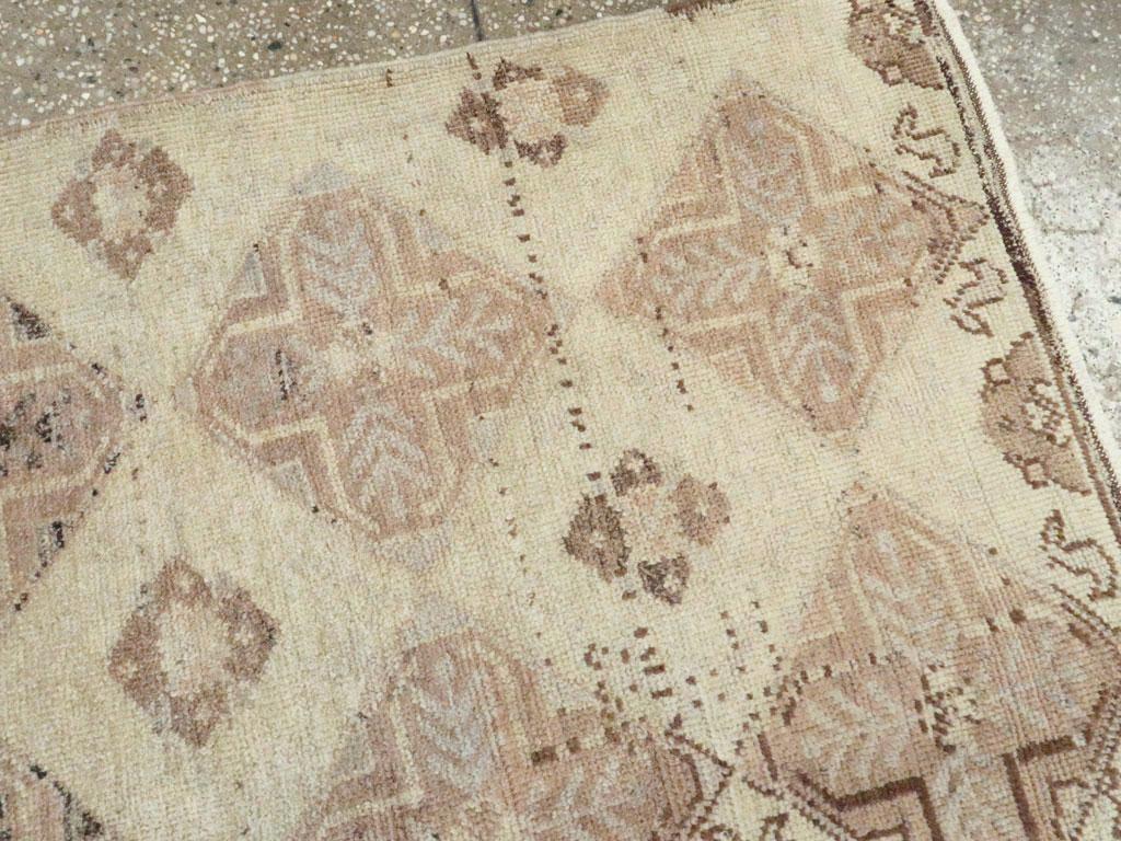 Lana Tappeto d'accento turco anatolico fatto a mano della metà del XX secolo in vendita
