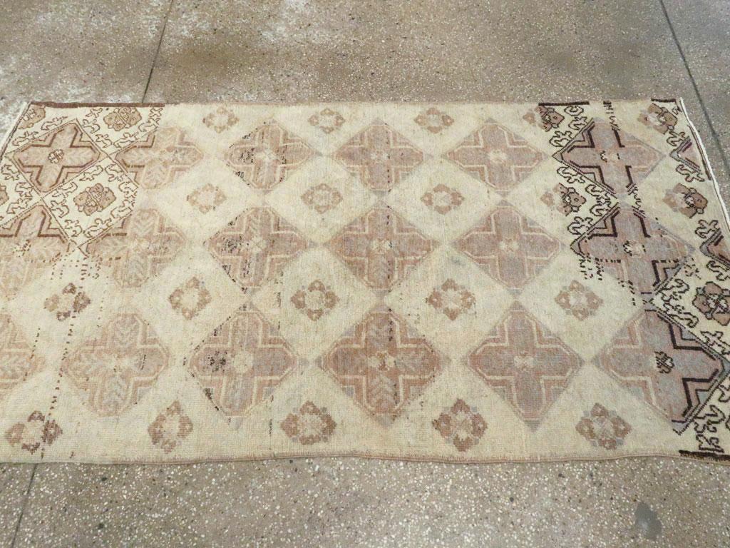 Tappeto d'accento turco anatolico fatto a mano della metà del XX secolo in vendita 1