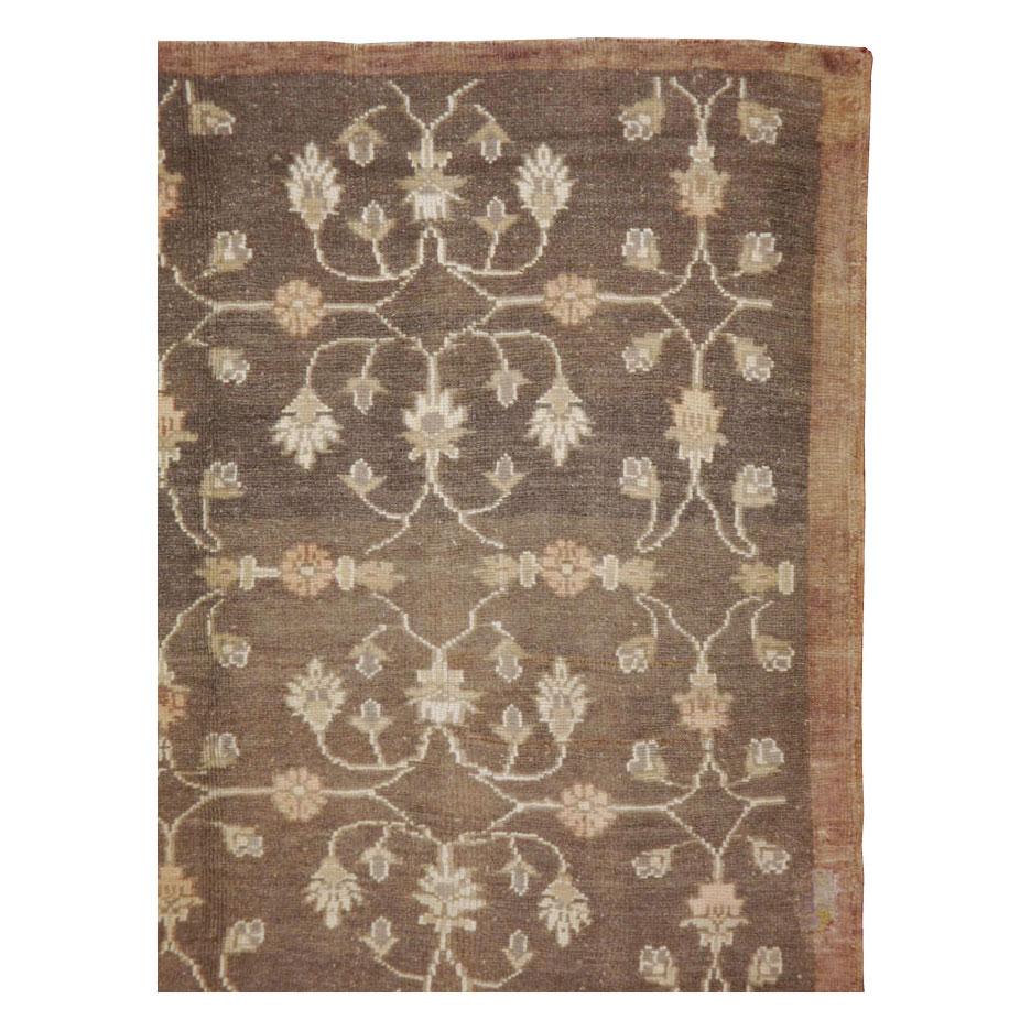 Un tapis d'accent vintage turc d'Anatolie de couleur marron, fabriqué à la main au milieu du 20e siècle.

Mesures : 5' 5