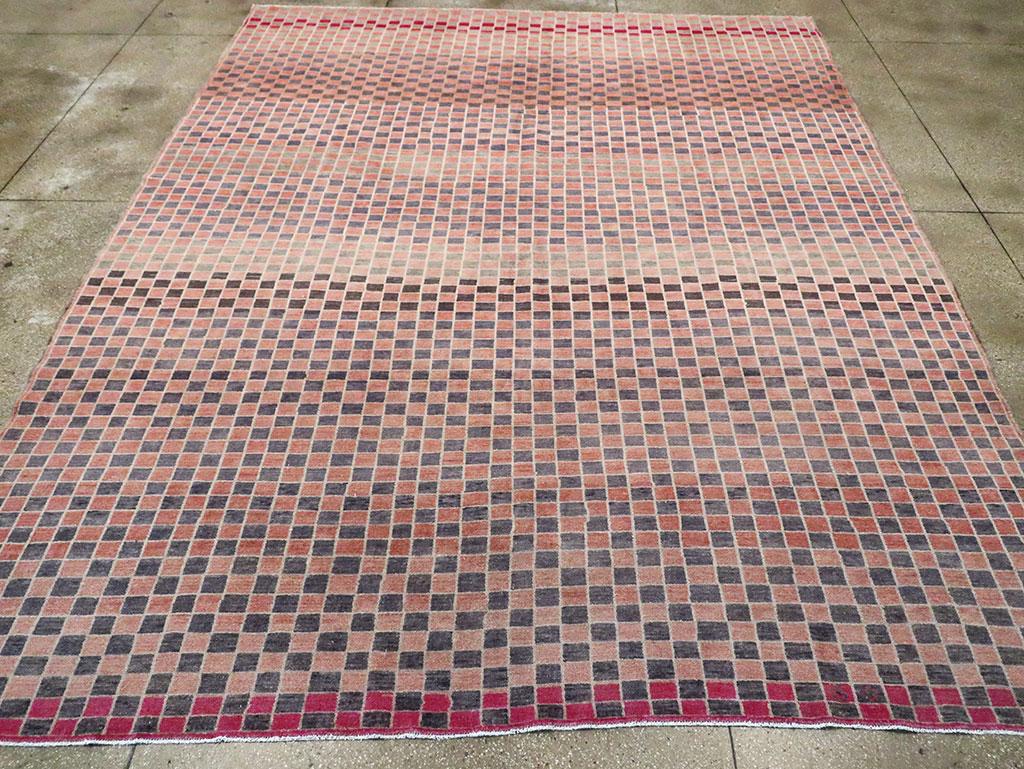 Mid-20th Century Handmade Turkish Anatolian Checkered Room Size Carpet In Good Condition In New York, NY