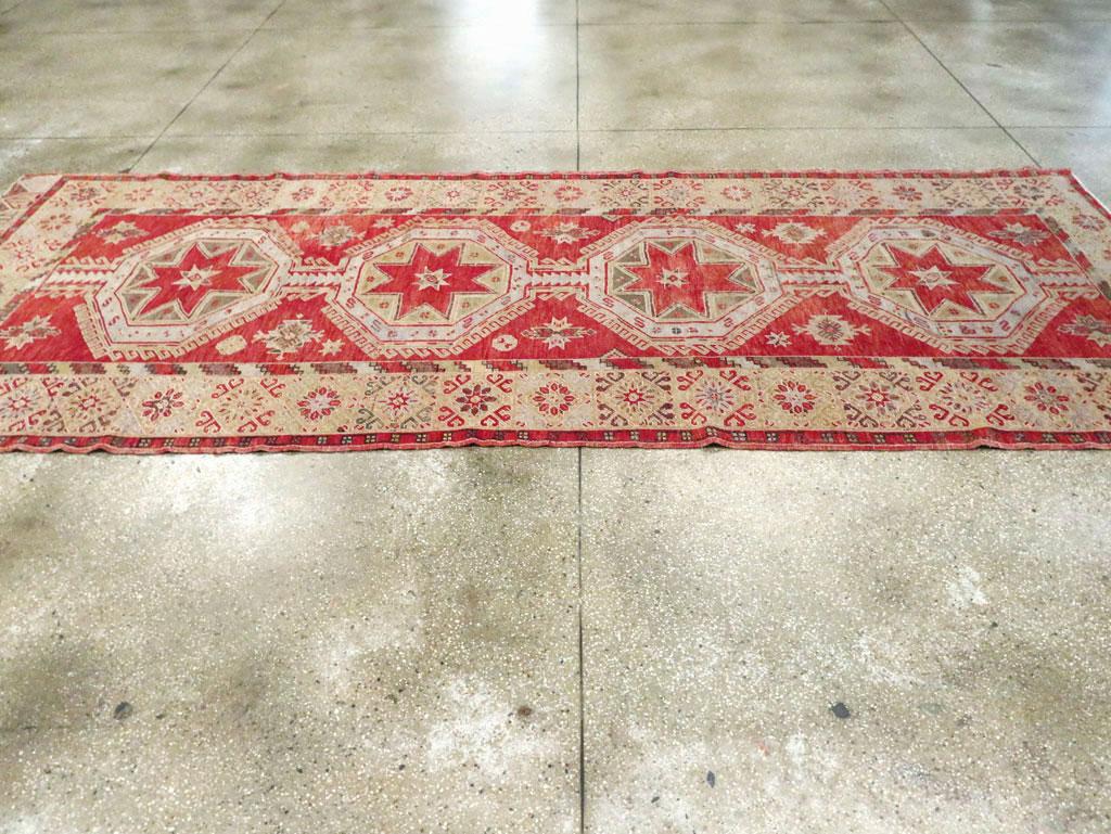 20ième siècle Tapis de galerie turc d'Anatolie du milieu du 20e siècle, fait à la main en vente