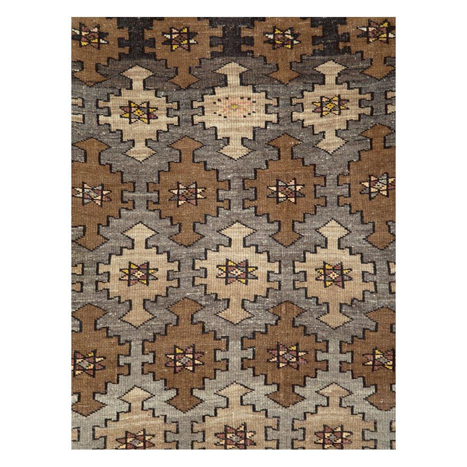 Ein türkisch-anatolischer Teppich im Galerieformat, handgefertigt in der Mitte des 20. Jahrhunderts.

Maße: 5' 7