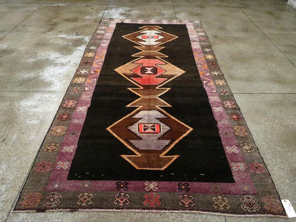 Mid-20th Century Handmade Turkish Anatolian Gallery Rug In Good Condition For Sale In New York, NY