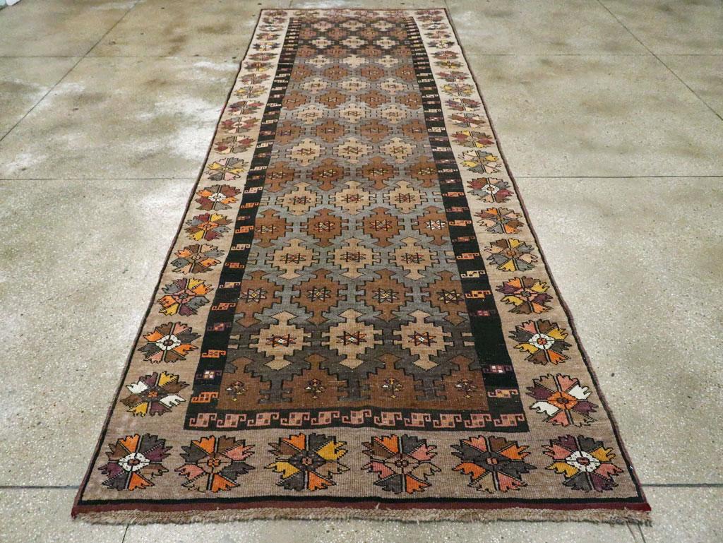 Mitte des 20. Jahrhunderts handgefertigter türkisch-anatolischer Galerieteppich (Handgeknüpft) im Angebot