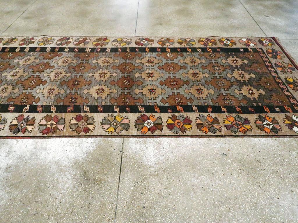 Mitte des 20. Jahrhunderts handgefertigter türkisch-anatolischer Galerieteppich (Wolle) im Angebot
