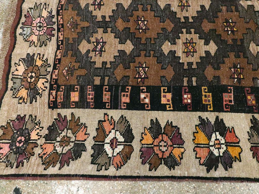 Mitte des 20. Jahrhunderts handgefertigter türkisch-anatolischer Galerieteppich im Angebot 1