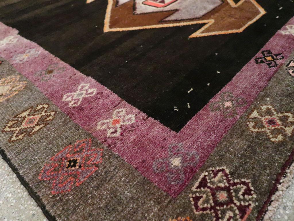 Mitte des 20. Jahrhunderts handgefertigter türkisch-anatolischer Galerieteppich im Angebot 2