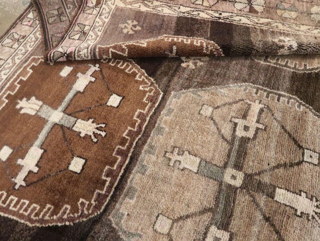 Mitte des 20. Jahrhunderts handgefertigter türkischer anatolischer Teppich in Zimmergröße im Angebot 3