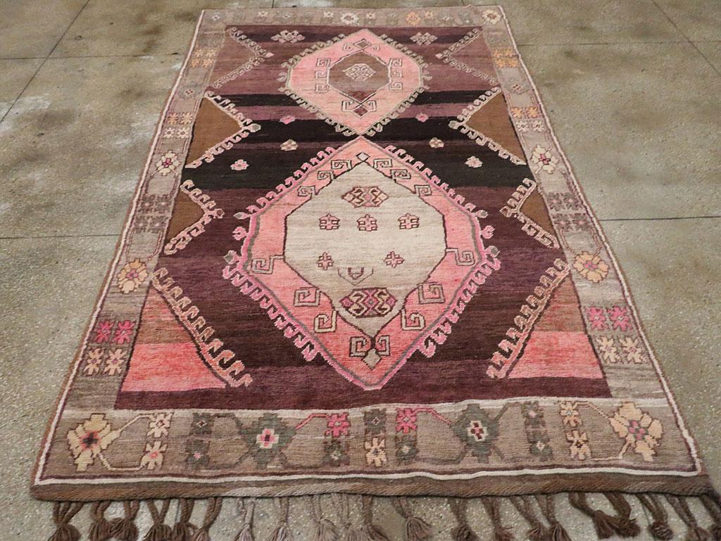 Mid-20th Century Handmade Turkish Anatolian Room Size Carpet In Excellent Condition For Sale In New York, NY
