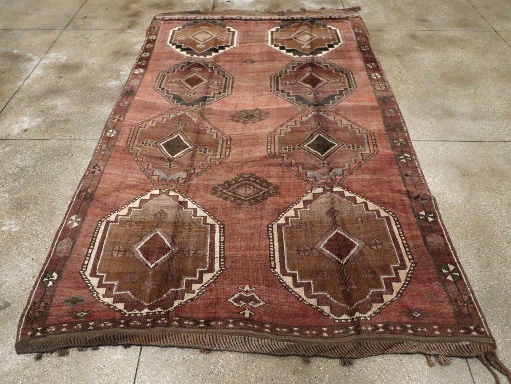Handgefertigter türkischer anatolischer Teppich in Zimmergröße aus der Mitte des 20. Jahrhunderts (Handgeknüpft) im Angebot