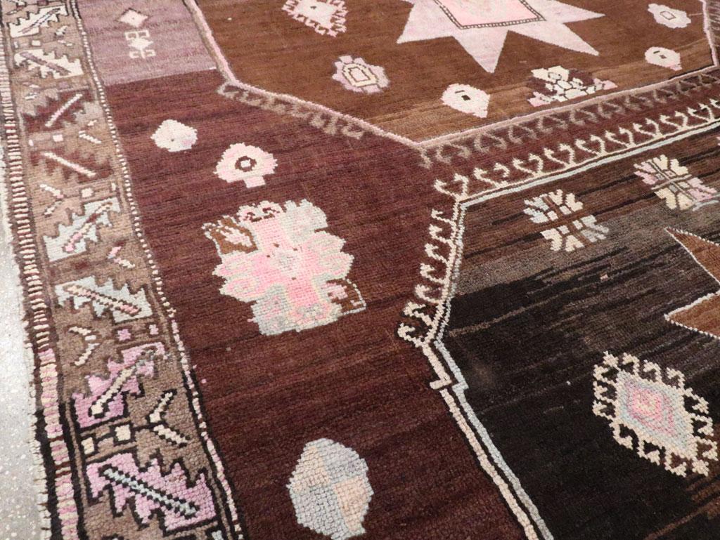 Handgefertigter türkischer anatolischer Teppich in Zimmergröße aus der Mitte des 20. Jahrhunderts (Handgeknüpft) im Angebot