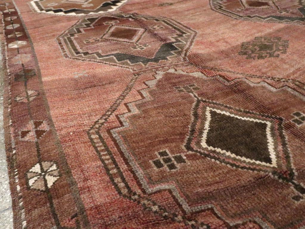 Handgefertigter türkischer anatolischer Teppich in Zimmergröße aus der Mitte des 20. Jahrhunderts im Zustand „Hervorragend“ im Angebot in New York, NY