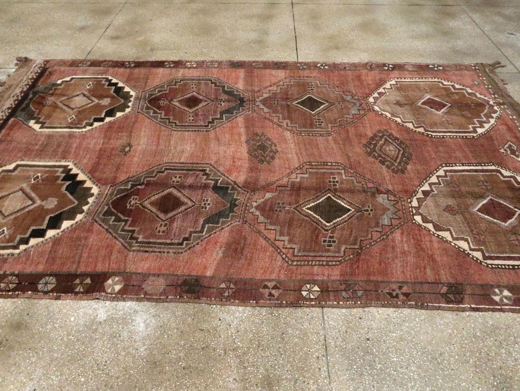 Handgefertigter türkischer anatolischer Teppich in Zimmergröße aus der Mitte des 20. Jahrhunderts (Wolle) im Angebot
