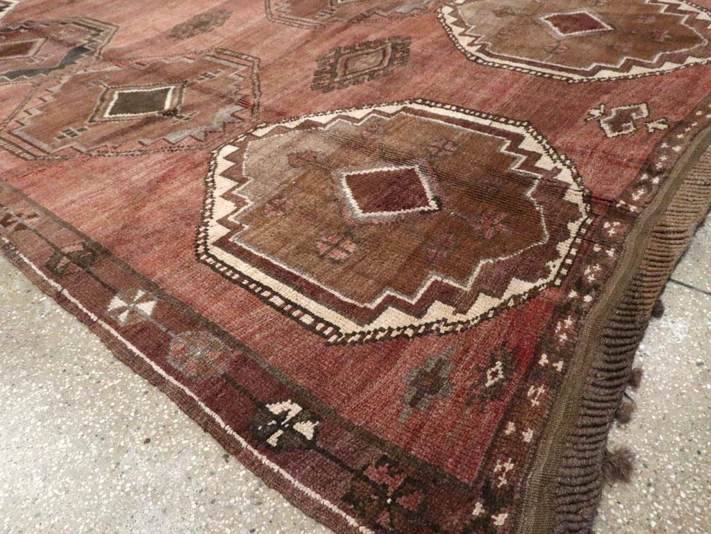 Handgefertigter türkischer anatolischer Teppich in Zimmergröße aus der Mitte des 20. Jahrhunderts im Angebot 1