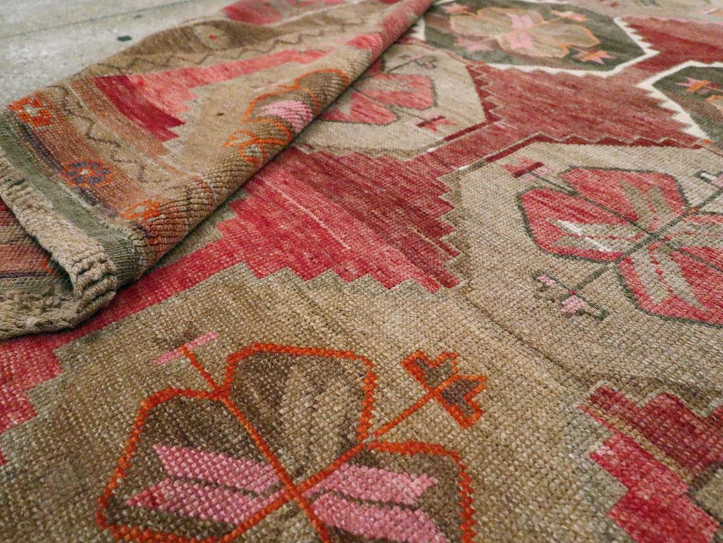Tapis de galerie turc d'Anatolie, fait à la main, de taille normale, datant du milieu du 20e siècle en vente 2