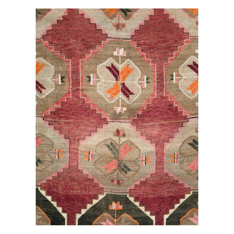 Tapis vintage turc d'Anatolie de format galerie, long et étroit, fabriqué à la main au milieu du 20e siècle et présentant un motif géométrique tribal.

Mesures : 7' 1