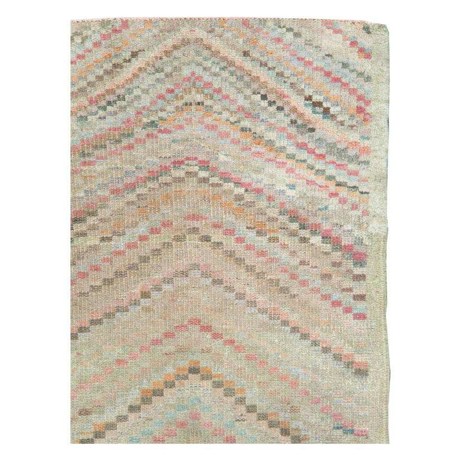 Un tapis turc d'Anatolie vintage en format pattes d'oie, fabriqué à la main au milieu du 20e siècle.

Mesures : 2' 7
