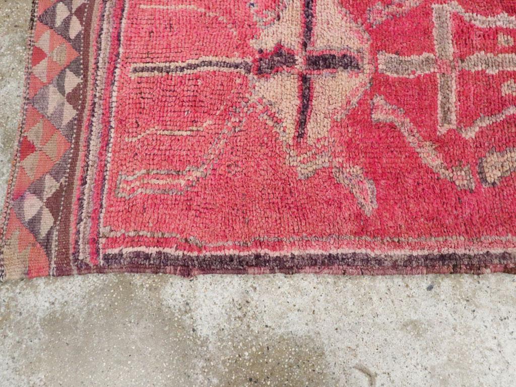 20ième siècle Tapis de couloir turc d'Anatolie fabriqué à la main du milieu du 20e siècle en vente