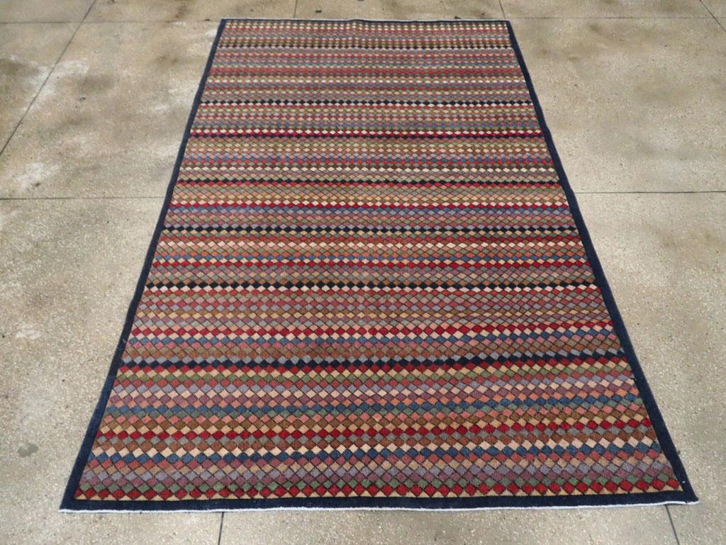 Kleiner handgefertigter türkischer anatolischer Teppich in Zimmergröße, Mitte des 20. Jahrhunderts (Moderne) im Angebot