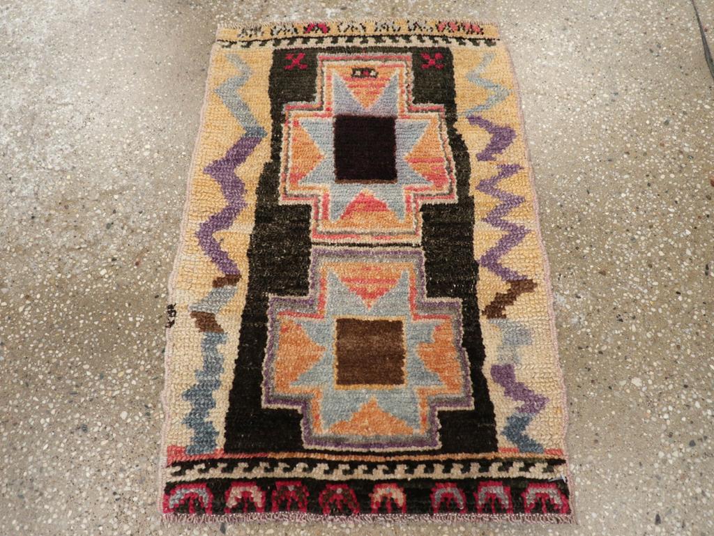 Un tappeto vintage turco anatolico realizzato a mano a metà del XX secolo.

Misure: 1' 7