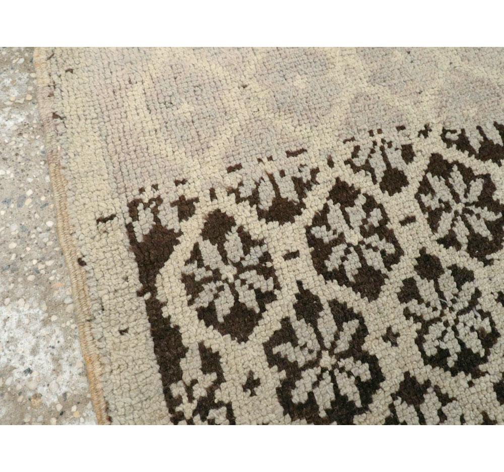 Handgefertigter türkischer anatolischer Überwurfteppich aus der Mitte des 20. Jahrhunderts (Handgeknüpft) im Angebot