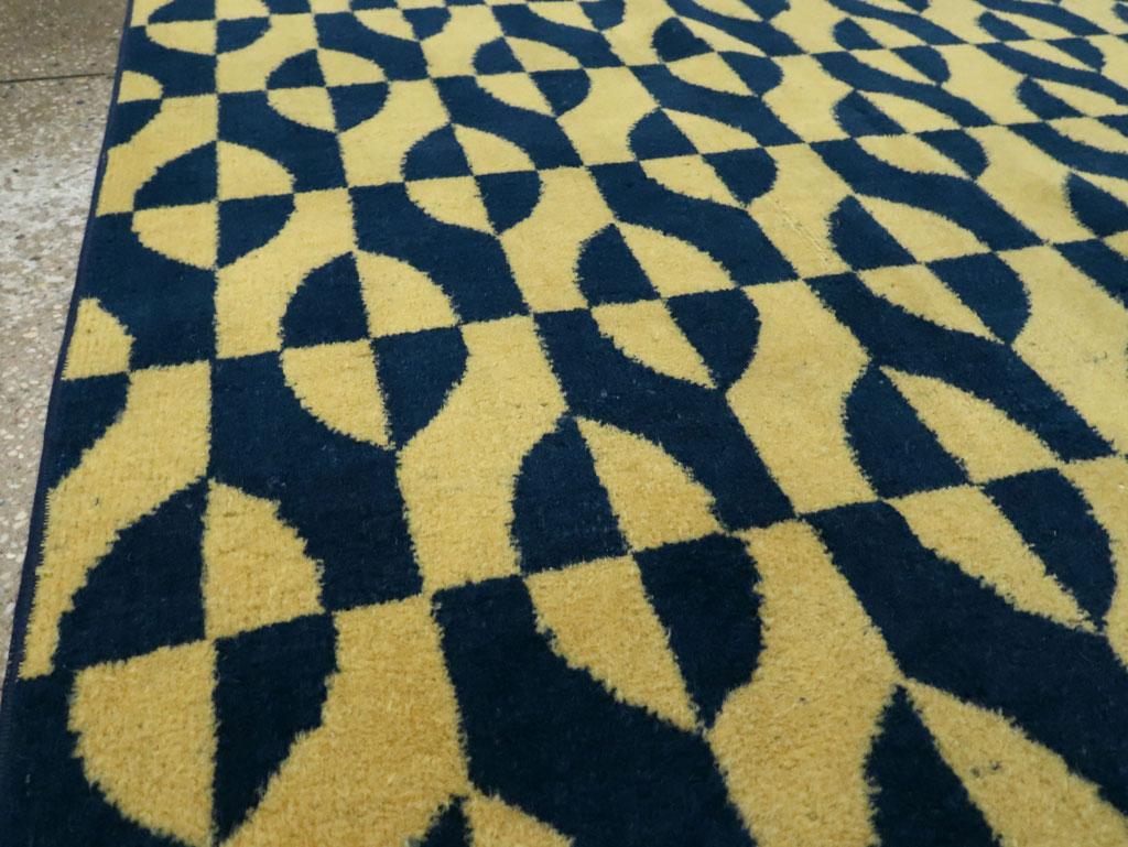 Tapis d'appoint Art Déco turc du milieu du 20ème siècle:: fait main:: jaune et bleu Bon état - En vente à New York, NY