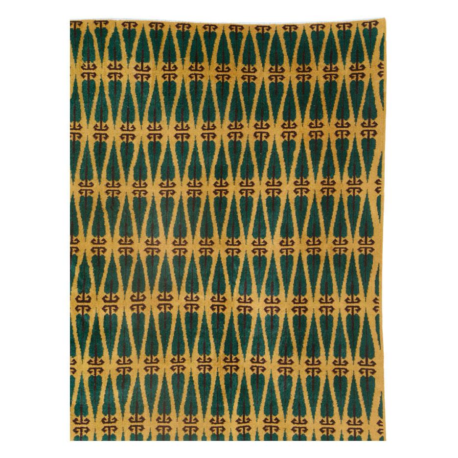 Annodato a mano Tappeto Turco Art Deco della metà del 20° secolo, fatto a mano, di colore verde e oro, per una stanza di dimensioni ridotte in vendita