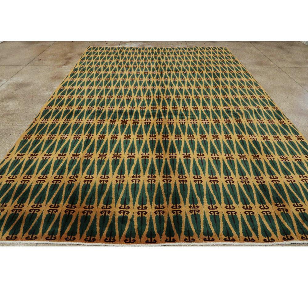 Tappeto Turco Art Deco della metà del 20° secolo, fatto a mano, di colore verde e oro, per una stanza di dimensioni ridotte In condizioni ottime in vendita a New York, NY