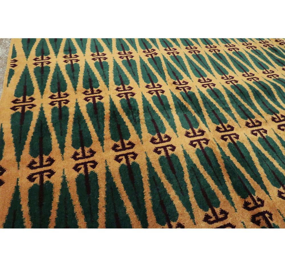 XX secolo Tappeto Turco Art Deco della metà del 20° secolo, fatto a mano, di colore verde e oro, per una stanza di dimensioni ridotte in vendita