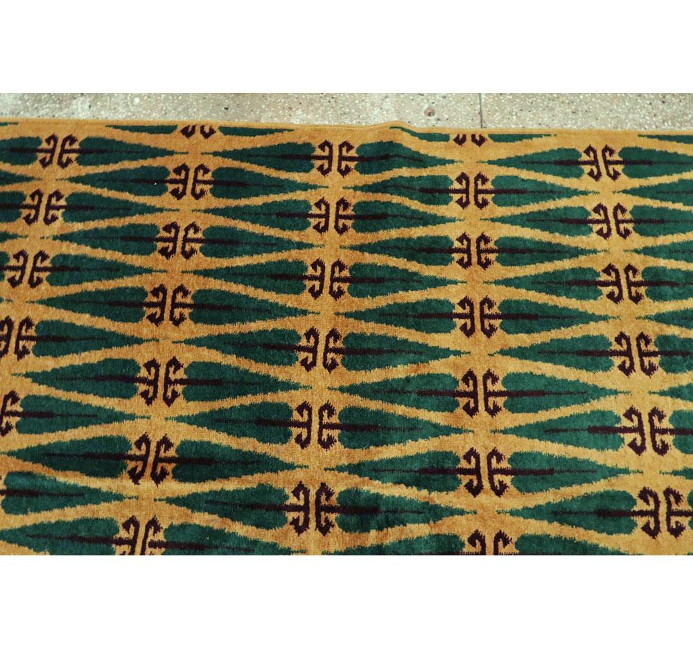 Handgefertigter türkischer Art-Déco-Teppich in Grün und Gold, Mitte des 20. Jahrhunderts (Wolle) im Angebot