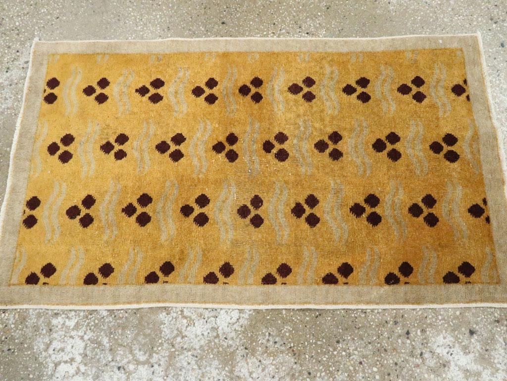 Noué à la main Tapis décoratif turc Art déco du milieu du 20e siècle, fait à la main, en or et gris argenté en vente