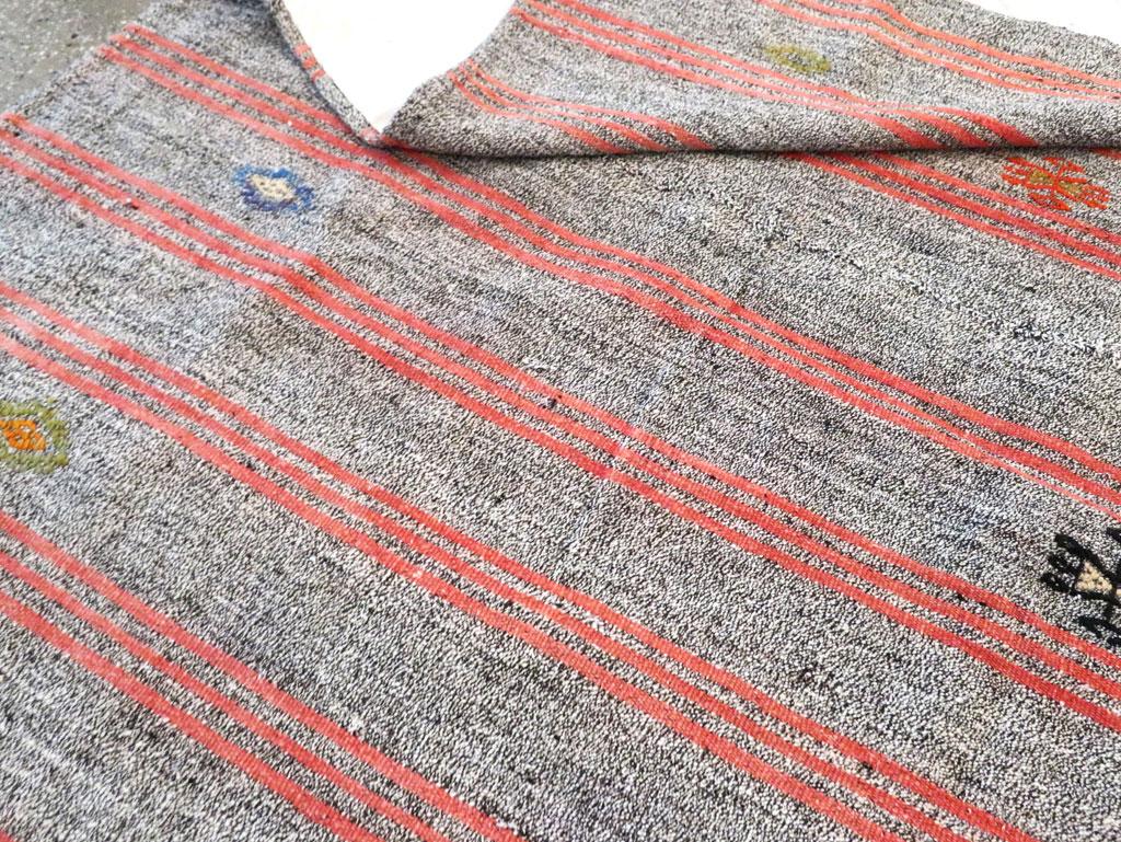 Mitte des 20. Jahrhunderts handgefertigter türkischer Flachgewebe-Kilim-Akzentteppich im Angebot 3