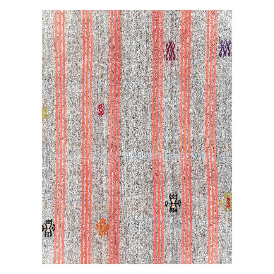 Tapis d'accent Kilim turc vintage à tissage plat, fabriqué à la main au milieu du 20e siècle.

Mesures : 6' 10