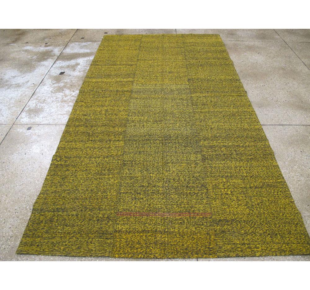 Mid-20th Century Handmade Turkish Flat-Weave Kilim Accent Carpet In Excellent Condition For Sale In New York, NY