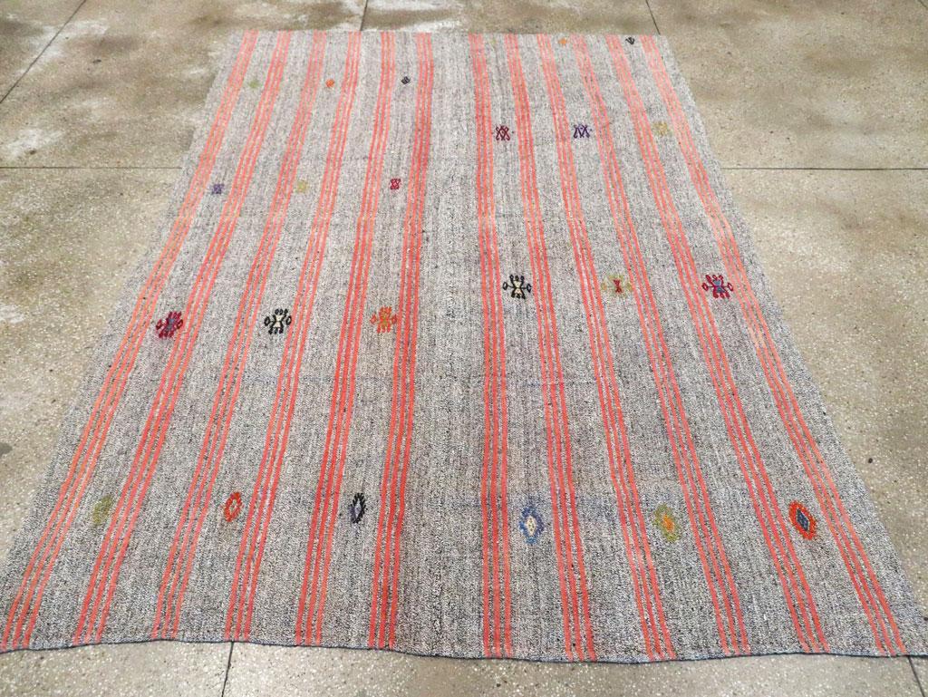 Mid-20th Century Handmade Turkish Flat-Weave Kilim Accent Carpet In Excellent Condition For Sale In New York, NY