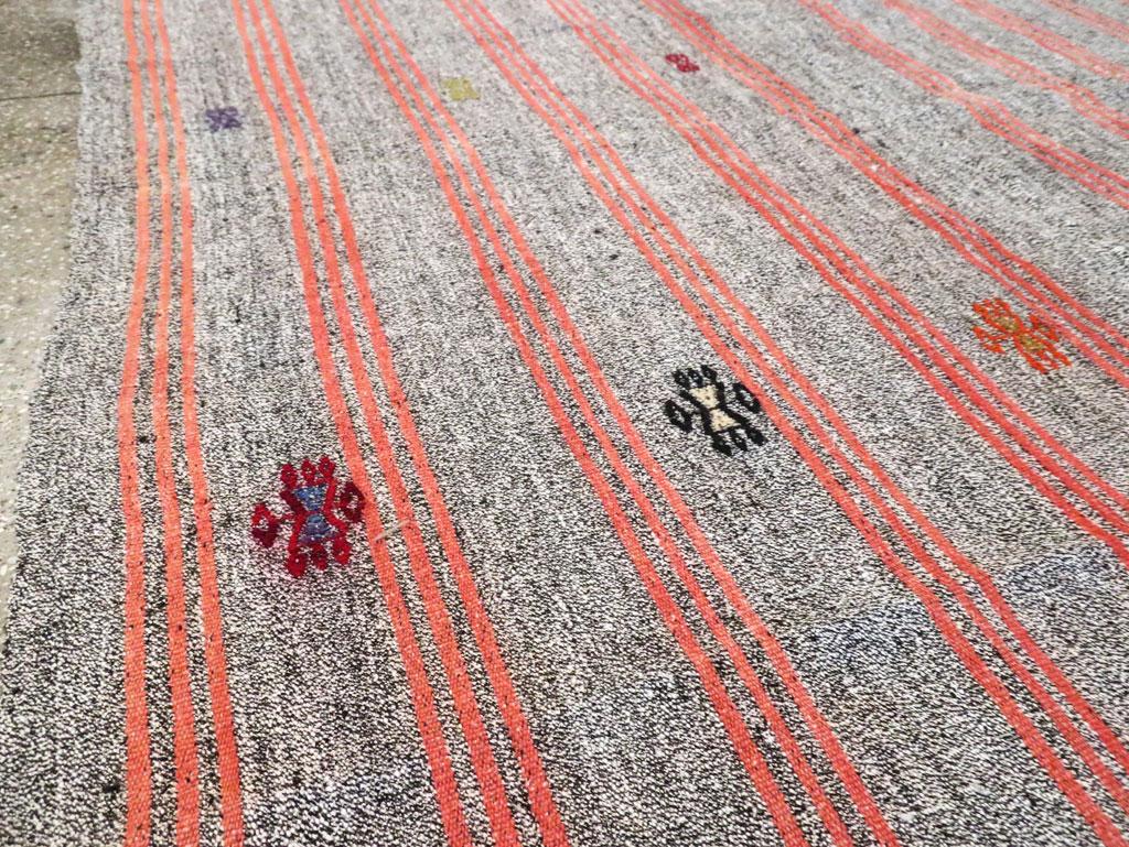 Mitte des 20. Jahrhunderts handgefertigter türkischer Flachgewebe-Kilim-Akzentteppich im Zustand „Hervorragend“ im Angebot in New York, NY