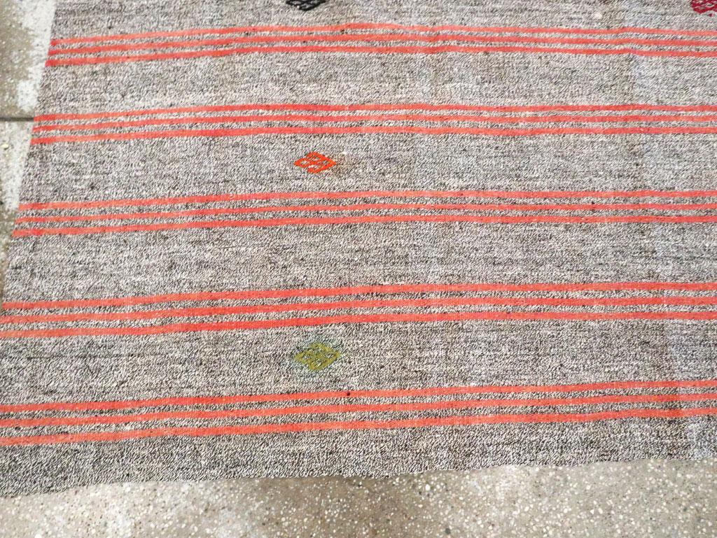 Mitte des 20. Jahrhunderts handgefertigter türkischer Flachgewebe-Kilim-Akzentteppich im Angebot 1
