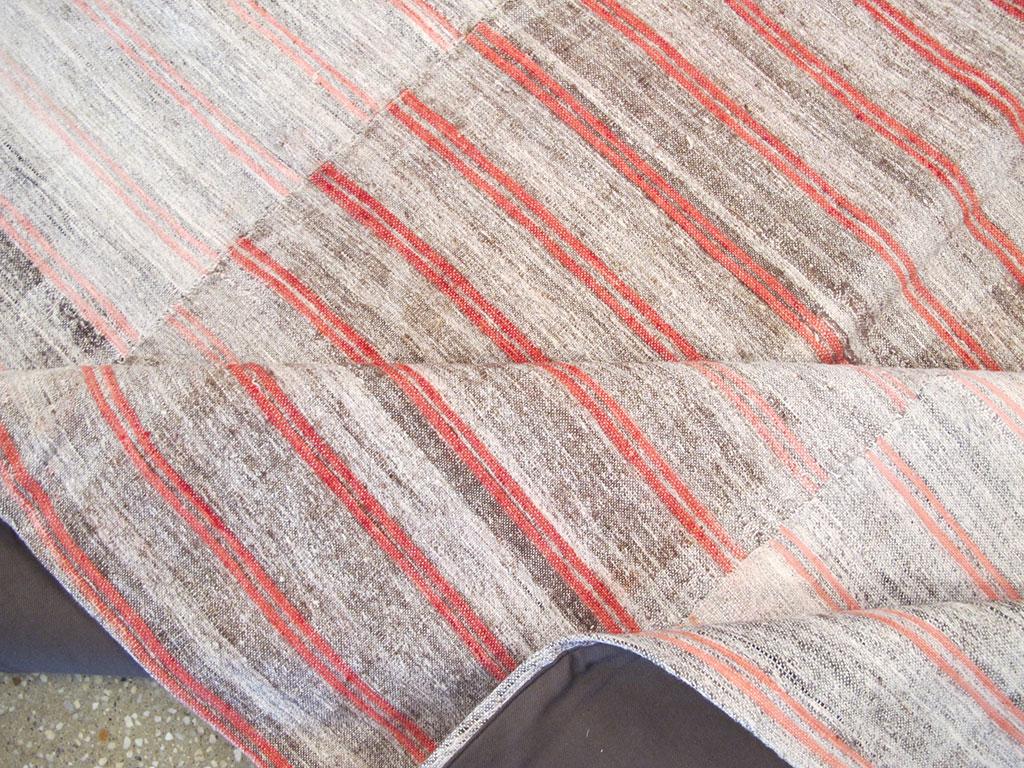 Tapis Kilim turc d'appoint à tissage plat fait à la main du milieu du 20e siècle en vente 1