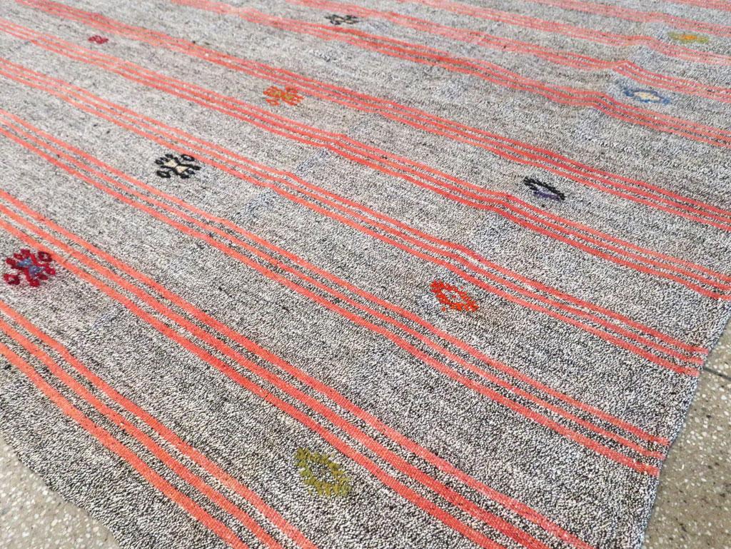 Mitte des 20. Jahrhunderts handgefertigter türkischer Flachgewebe-Kilim-Akzentteppich im Angebot 2