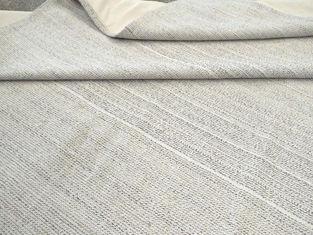 Mid-20th Century Handmade Turkish Flat-Weave Kilim Room Size Carpet For Sale 4