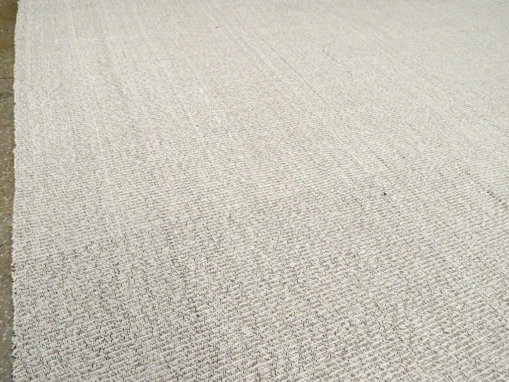 Handgefertigter türkischer Flachgewebter Kelim-Teppich in Zimmergröße aus der Mitte des 20. Jahrhunderts (Handgewebt) im Angebot