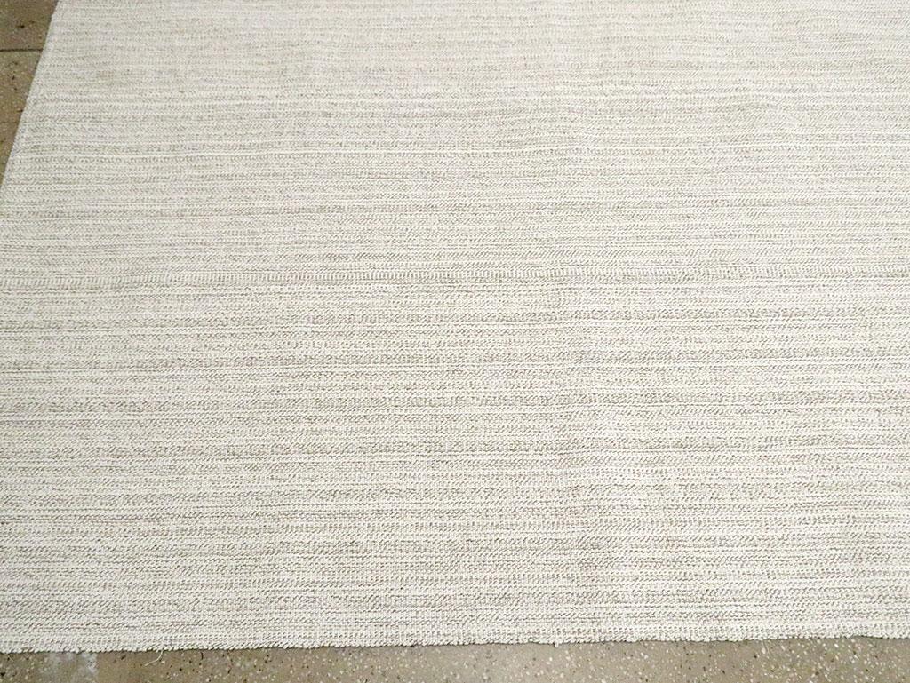 Mid-20th Century Handmade Turkish Flat-Weave Kilim Room Size Carpet For Sale 1